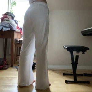 Linnebyxor - Vita linnebyxor, köpta på secondhand. Säljer då jag har ett par andra som jag använder mer. Längden är bra på mig som är 170cm. Köparen står för frakt, skriv för fler bilder eller info❤️