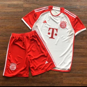 Bayern München T-shirt  - Jag säljer ett par nya Real Madrid T-shirts tillsammans med shorts för endast 559 kr. Leveransen tar ungefär 2 veckor. Eller så kan vi mötas upp i Västerås. Finns i alla storlekar. 