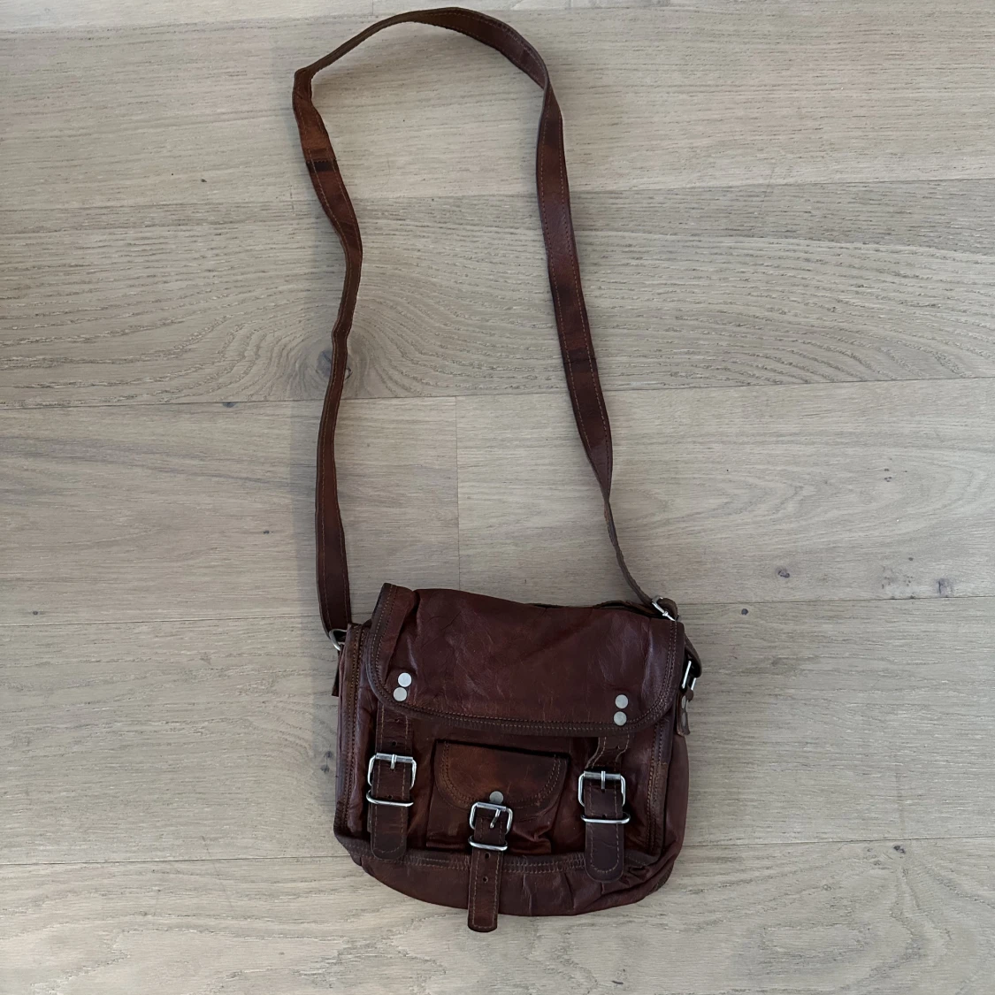 Brun axelremsväska