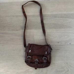 Brun axelremsväska - Jätte söt brun axelremsväska med justerbart band