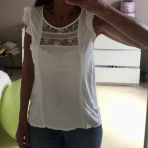 Blus linne  - Krämig blus, linne med spets framme i byst.jätte mjuk hängig tyg avslappnad .storlek medium 