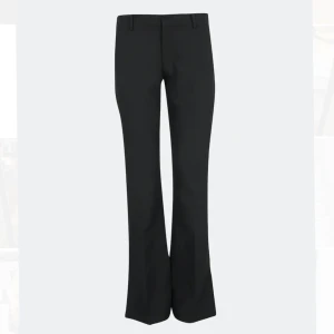 Kostymbyxor från bikbok - Kostymbyxor från bikbok i väldigt fint skick! Tyvärr för små för mig, skulle säga att dom är ganska små i storleken. Går ner till fötterna på mig som är 160🤍