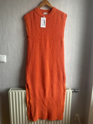 Klänning Chiquelle - Jättefin klänning från Chiquelle i orange sommarfärg. Helt ny och inte använd.