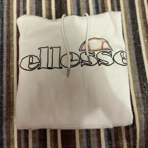 Ellesse Hoodie - Ellesse Hoodie i bra skick. Använd fåtal gånger.
