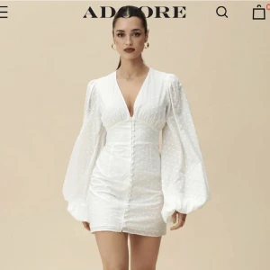 Adoore klänning  - Säljer denna fina adoore klänning i storlek 34 som är helt slutsåld på deras hemsida. Säljer pga att den är för liten för mig💞(lånade bilder)