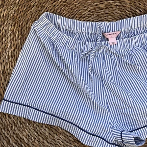 Shorts  - Oanvända pyjamas shorts från hunkemöller. Storlek L. Tyvärr passar de inte mig därav inga bilder på.  