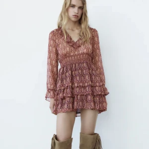 Klänning  - Så fin klänning från zara. Fick för ungefär 2 år sedan men nästan aldrig använd. Perfekt till sommaren!!💕