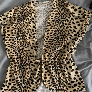 leopardmönstrad väst - leopard print small vest. Perfect for summer/spring. Works well together with a white shirt and a black skirt. Size S/M