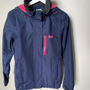 Helly Hansen skaljacka -  •Helly Hansen skaljacka i nyskick •Storlek S •Är som ny, hittar ingenting att anmärka på. •Använd cirka 3 gånger och tvättad efter användning •Pris: 390 kr. Butikpris: 1800 kr 🚫Djurfritt och rökfritt hem 📍Kan mötes upp i Mölnlycke centrum