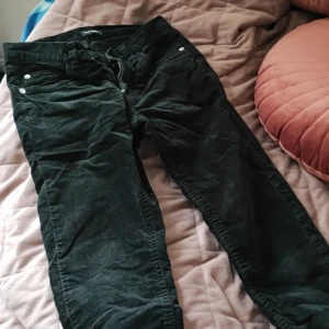 Byxor - Jätte fina jeans. Det är lågmidjade. Jag har aldrig använt det. Materialet är lent på det. Det är i bra skick. Det är små i storlek.