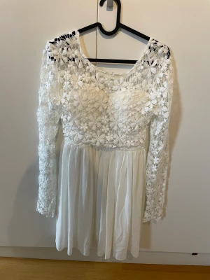 Vit klänning - Säljer en vit klänning, perfekt till studenten! Storlek XS men passar S också. Köpt från Dennis Maglic. Inga fel använd två gånger bara på studenten. 