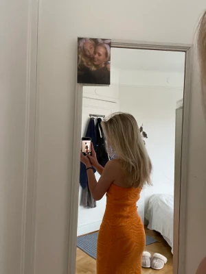 Sommarklänning - En jättesöt klänning perfekt till sommaren i fint stickat material. Jag köpte den för två år sedan på HM men den kommer inte längre till användning. Klänningen är i strl XS men passar även S.