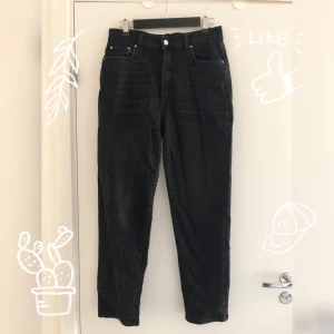 Svarta jeans - Jeans i lite lösare passform och lätt comfort stretch. Använda men väl omhändertagna. Riktiga fickor både fram och bak. 499kr nya från Gina tricot🖤