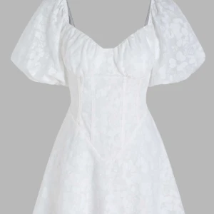 Studentklänning - Säljer denna jättefina student/sommarklänning. Endast testad så lappen är kvar. Säljer då den inte passade😊💕