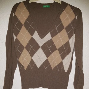 Tröja - Super härlig tröja från Benetton lagom tjock till vår sommar höst. Är i nyskick Inga defekter.  Nypris 699