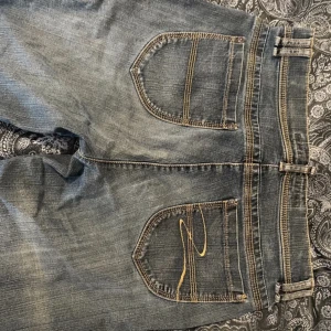 Jeans - Mid- Rise/ lågmidjade byxor.Jag säljer dom för dom kom aldrig till användning. Aldrig använda bara testat en gång. Jättebra skick. Fin färg. Passar till nästan alla tröjor. Om ni är intresserade skriv❤️