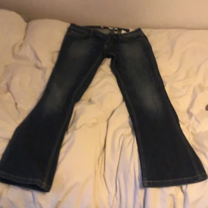 low waist jeans - Säljer dessa mörk blåa jeans! Jätte fina säljer dem oxå för dem är för stora för mig. Väldigt fina inga skador elelr sånt. 