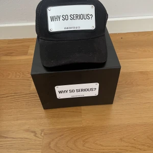 John hatter keps - John hatter keps med motiv. Använd max 3 gånger är bara smuts och damm som syns på kepsen. Box medföljer. Skriv för frågor.