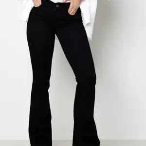 Hejj! Säljer mina low waist bootcut jeans då dem är försmå!❤️bekväma och snygga!❤️ köpt för 600 ❤️