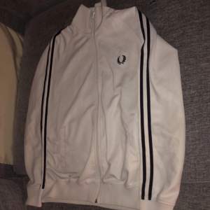 Fred Perry tröja stlk M säljs för 300 pris kan diskuteras/bytas hör av er bara möts i Norrköping 