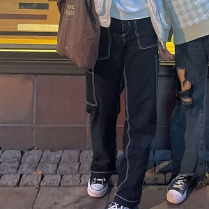 svarta cargojeans - coola cargopants i jeansliknande material från H&Ms gamla kollektion. inga märkbara defekter. så lätt att styla och passar till det mesta! Jag är 170 för referens, välj gärna "köp nu"