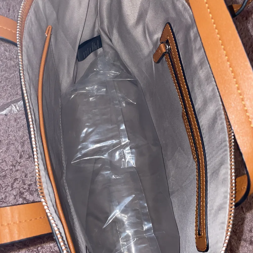 En heeelt ny väska. Aldrig använt har tillome påsarna kvar som var i väskan kvar. . Väskor.