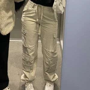 Cargo pants Luxe to Kill - Säljer dessa jätte trendiga cargo pants från Luxe to kill😍de är väldigt inne just nu men jag har tyvärr inte haft någon användning för de. Jätte skönt material😍, ordinarie 1000kr säljes för 350kr💕