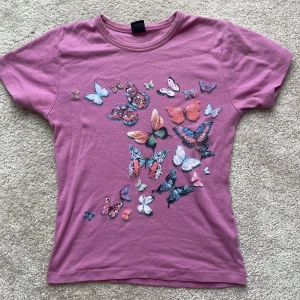 Tröja med tryck - Så cool tshirt med tryck! Från urban. Jättebra skick! Passar tyvärr inte min stil längre, men tycker den är så fin. Är lite emotionellt att lämna den😆💗(Frakt kostar extra, annars möts jag i Stockholm)