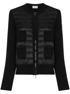 Moncler Cardigan - Säljer nu min fina Moncler Cardigan för den är lite liten på mig. Den är i storlek m men skulle säga att den passa xs/s bättre. Kan mötas upp i Sthlm men helst på värmdö eller i nacka. Köpte den för 6300 av en tjej här på Plick men kostar ca 8500 ny. 