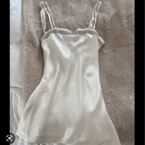 Zara klänning - Säljer denna populära zara klänning som är slutsåld😊 finns inga slitage