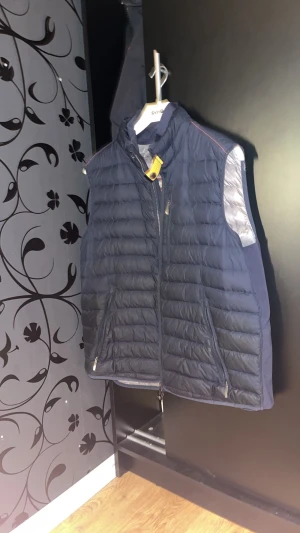 Parajumper väst - Bra skick, Säljer pga ingen användning utav den. Äkta vara