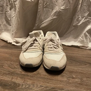 New balance - New Balance skor jag köpte på myrorna i stl 37,5. Lite väl stora på mig så jag säljer.  Original sulan är kvar i och är väldigt sköna för att bara begagnade. Jag har EJ använt 