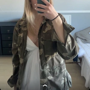 Grön jacka - Säljer denna jackan snygga ”jeans jacka” då detta inte är min stil längre, säljer billigt då den är väl använd ( frf fint skick!) löser fler bilder vid intresse!💋💋