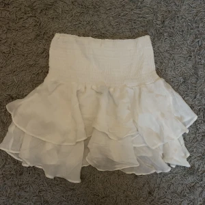 Volang kjol - Säljer dessa kjolar! En svart och en vit i samma modell och storlek. 50kr/styck +frakt (köper man både blir frakten fortfarande densamma)