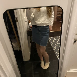 Blå jeanskjol - Säljer denna jättefina somriga jeanskjolen från Hm. Den är jättefin men inte riktigt min stil längre! Den är i storlek 36 och jag är 161 cm lång. (Man står för frakten själv, jag tvättar självklart alla kläder innan jag säljer)❤️