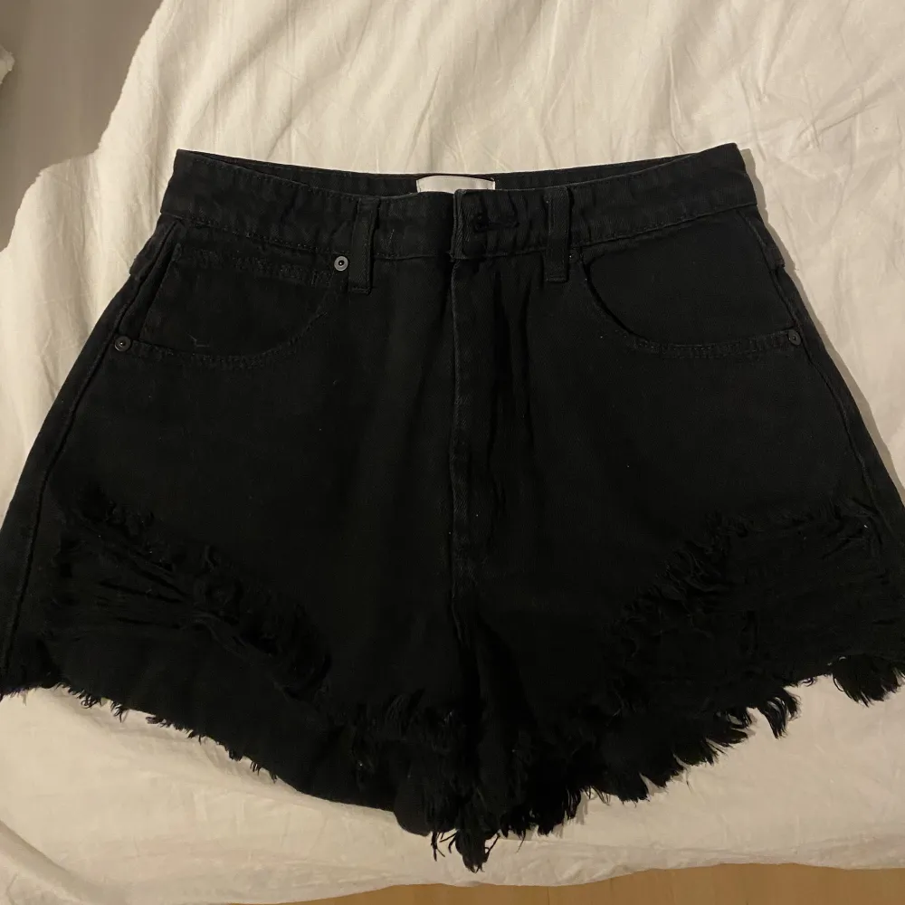 Två par jeans shorts från abrand jeans.  Med slitna ditaljer. Dem passar inte mig längre så kan inte dela med mig med flera bilder💕knappt använda super fina (styck pris). Shorts.