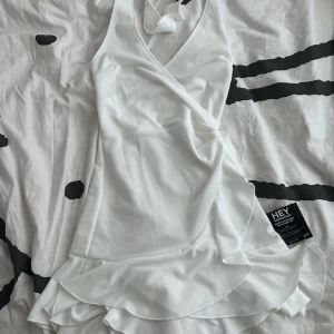 Vit rygglös klänning - Vit klänning från Nelly, har aldrig använt, helt ny med lappen kvar! Passar perfekt till studenten och sommaren 🥰