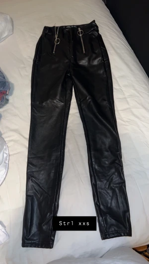 Imitations skinnbyxor med dragkedjor. - Sparsamt använd, fint skick