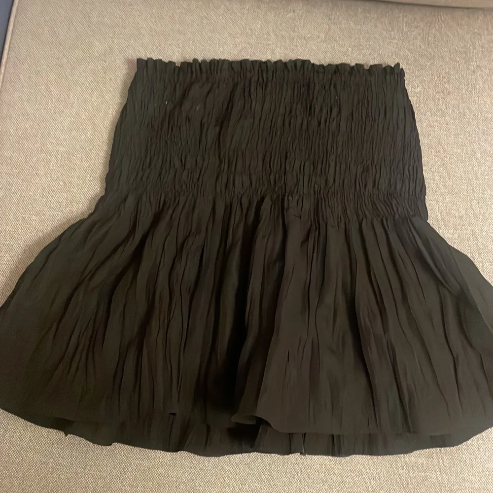Jätte fin kjol från zara perfekt inför sommaren! Använd typ 10 gånger jag säljer den eftersom att jag inte använder den så mycket. Den är i m men passar S också jätte bra . Kjolar.