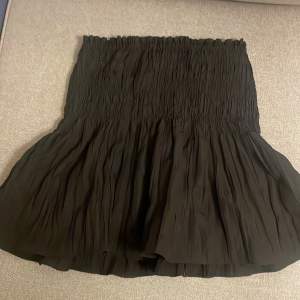 Jätte fin kjol från zara perfekt inför sommaren! Använd typ 10 gånger jag säljer den eftersom att jag inte använder den så mycket. Den är i m men passar S också jätte bra 