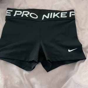 Nike PRO shorts - Svarta Nike PRO shorts i nyskick då dom är använda en gång, säljs på grund av att jag inte använder dom