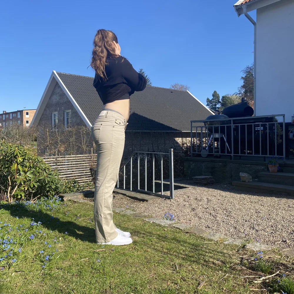 Skit snygga beiga low waist byxor från esprit - ganska sparsamt använda😍 Säljer då de inte kommer till användning längre. Pris kan diskuteras vid snabb affär❤️. Jeans & Byxor.