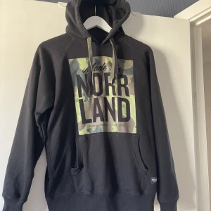 Norrland hoddie - En Norrlandhoddie i jätte fint skick då den bara är använd ett fåtal gånger. Strl S
