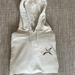 Axel Arigato Hoodie  - En väldigt snygg sommar hoodie som inte kommer till användning längre som det inte är ett enda fel på och den sitter otroligt bra!  Storlek M   Skriv till mig om ni undrar över nånting!