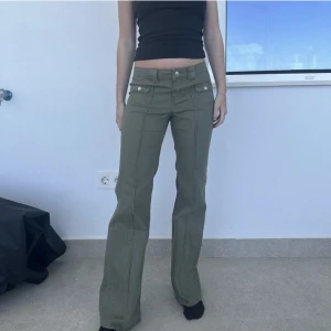 Gröna jeans  - Säljer dessa skit balla jeans som jag köpte här på plick (från h&m). Dessa var tyvärr aningen för små för mig så jag säljer vidare dem. Midja tvärs över: 33cm, Innerbenslängd: 80cm (passar mig bra i längden som är 167) Kom privat vid frågor 💓