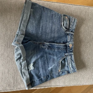 Blå Jeansshorts  - Blåa jeansshorts, köpta från en butik i USA.