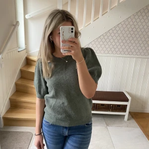 Stickad Tshirt - Säljer min stickade tshirt ifrån veromoda💗 köpt i sommras och är knappt använd!