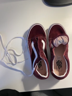 vinröda vans - supercoola vinröda vans storlek 37. nya knappt använda, däremot tvättade av mig. superfina, båda nya skosnören finns med!