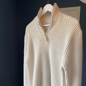 Knitwear/stickad zip - Stickad zipup från ZARA i strl M. Skicket är mycket bra och har inga fläckar eller annat avvikande. Normal passform. Nypris ligger på 559kr