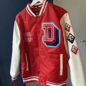 Collegejacka/varsityjacket - En collagejacka/varsity jacket från ZARA, strl M, använd 1 gång så är som nyskick. Nypris ligger runt 800kr. Hör av dig vid intresse!